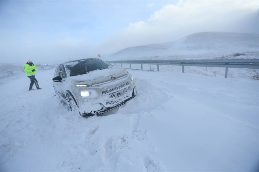 Kar ve tipi nedeniyle 8 araç birbirine girdi! Birçok araç mahsur kaldı 7